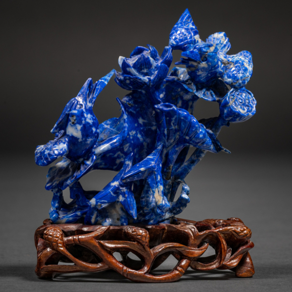 "P&aacute;jaros con flores" Grupo escult&oacute;rico en piedra de sodalita tallado del siglo XX