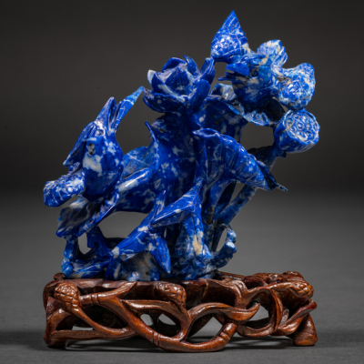 "P&aacute;jaros con flores" Grupo escult&oacute;rico en piedra de sodalita tallado del siglo XX