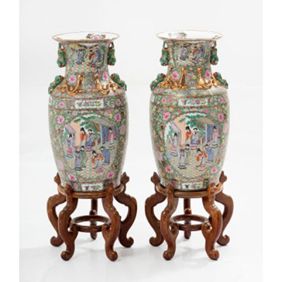 Pareja de jarrones orientales en porcelana dorada y pintada en relieve S. XX