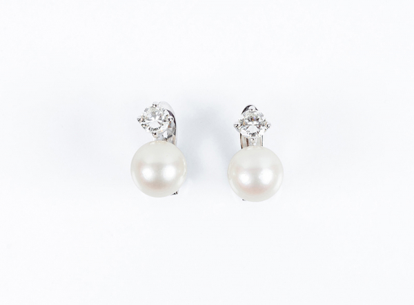 Pendientes vintage &#039;tú y yo&#039; en oro blanco, con una bella perla cultivada de 10 mm y un limpio y blanco diamante
