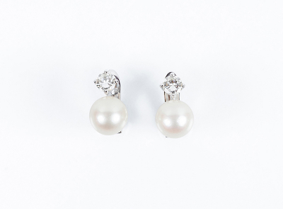 Pendientes vintage &#039;tú y yo&#039; en oro blanco, con una bella perla cultivada de 10 mm y un limpio y blanco diamante