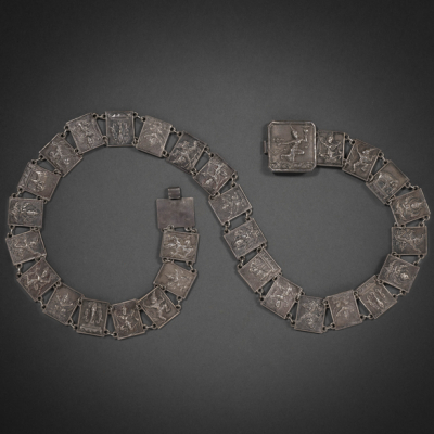 Cinturón ceremonial birmano en plata decorado con diversos dioses del siglo XIX-XX.