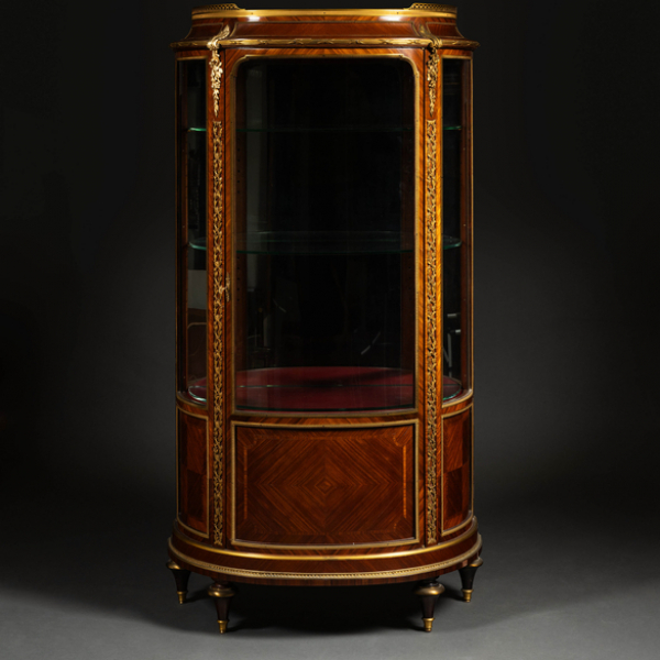 Vitrina estilo Luís XVI en madera con aplicaciones en bronce dorado del siglo XIX