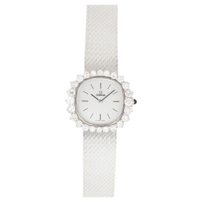 Reloj Omega de pulsera para señora. En oro blanco y bisel de diamantes talla brillante. 