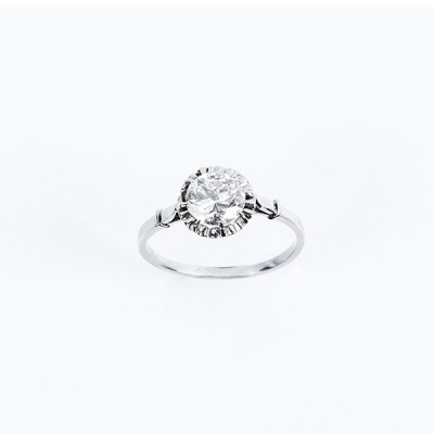 Anillo solitario vintage en montura de oro blanco, con un limpio y blanco diamante, talla brillante ligeramente antigua, de 0.85 ct aprox, en garras de ilusión