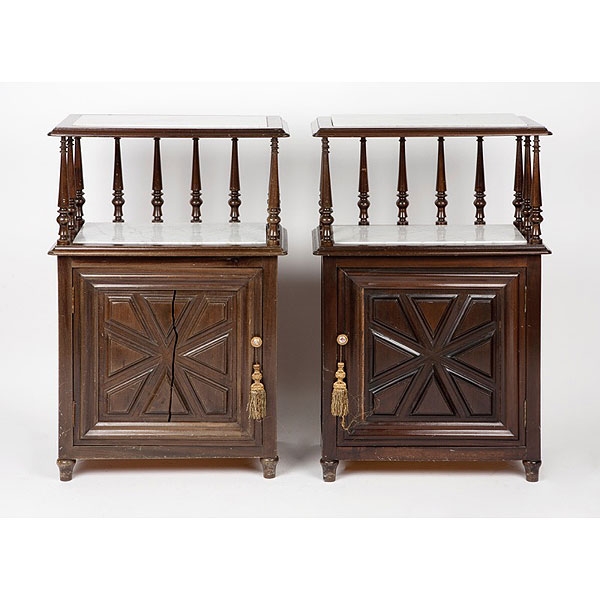 Pareja de mesillas de noche de nogal 