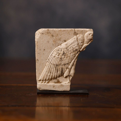 Excepcional Fragmento de Buitre Egipcio en piedra, Antiguo Egipcio. PERIODO PTOLEMAICO (332 - 30 a.C.). 