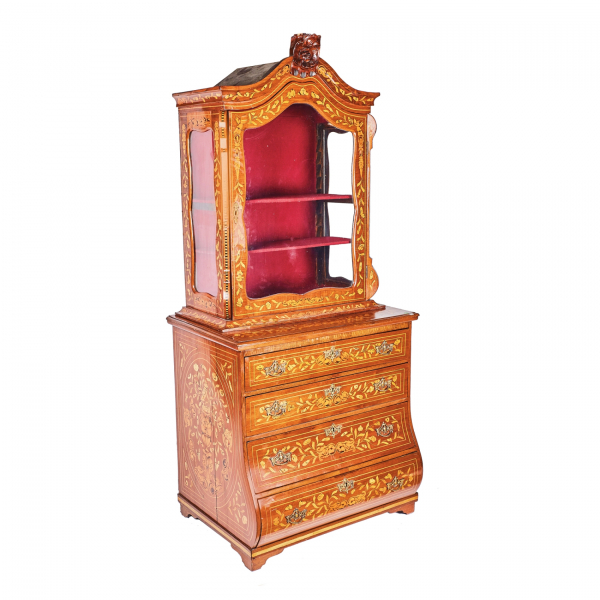 Vitrina holandesa en madera de nogal con marqueter&iacute;a vegetal de maderas finas, fles. del s.XVIII.  