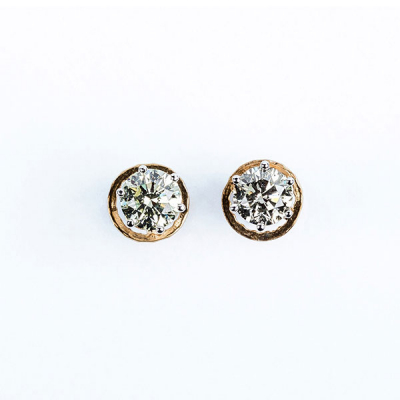 Pendientes dormilonas en oro blanco con diamante natural talla brillante, en garras.