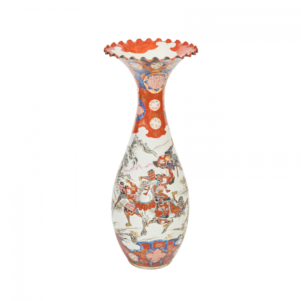 Jarrón en porcelana japonesa de Imari con decoración de escenas bélicas en cartela y de motivos naturalísticos, ppios. del s.XX.