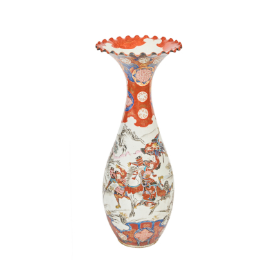 Jarrón en porcelana japonesa de Imari con decoración de escenas bélicas en cartela y de motivos naturalísticos, ppios. del s.XX.