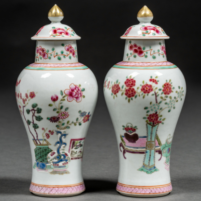 Pareja de jarrones en porcelana china familia rosa del siglo XIX.