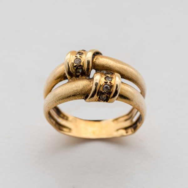 Sortija dise&ntilde;o doble aro en oro y circonitas. 