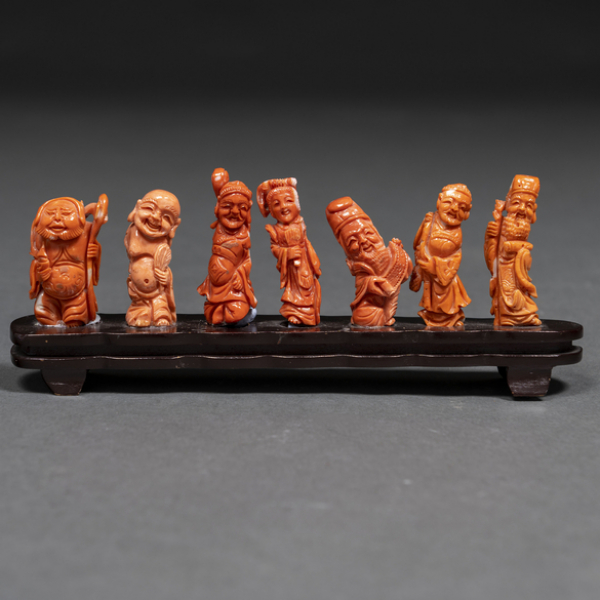 Conjunto de siete sabios de la antigüedad tallados en coral rojo. Primer tercio del siglo XX