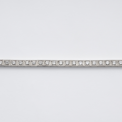 Pulsera rivi&egrave;re dise&ntilde;o geom&eacute;trico en oro blanco con diamantes talla brillante engastados en garras.  Peso diamantes: 3,50 ct. aprox.