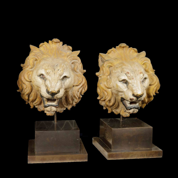Dos cabezas de León. Hierro fundido policromado. Siglo XVII