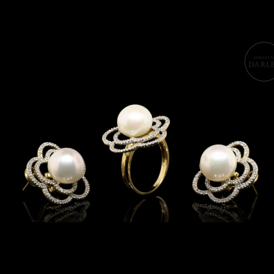 Conjunto en oro amarillo de 18k con perlas y diamantes.