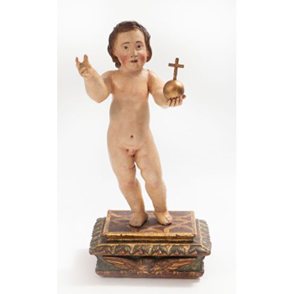 Talla en madera policromada representando Niño Jesús de la Bola. Base en madera policromada y dorada con decoración vegetal y ángeles.