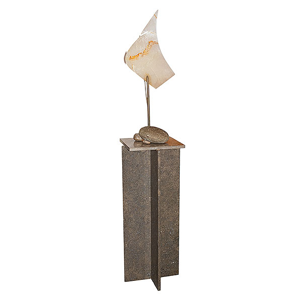 Xavier Corberó (Barcelona, 1935-2017)  Paloma.  Escultura en alabastro, mármol y granito. Firmada. 