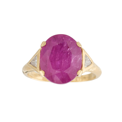 Sortija en oro con rubí talla oval custodiado por diamantes talla trillón. Peso diamantes: 0,20 ct. aprox.