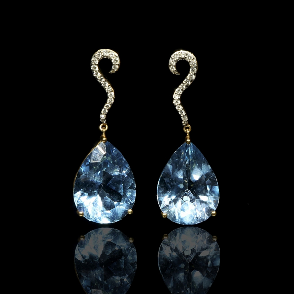 Pendientes en oro amarillo de 18k con topacios y diamantes. 