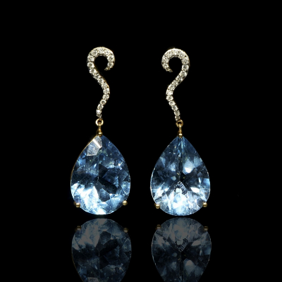 Pendientes en oro amarillo de 18k con topacios y diamantes. 