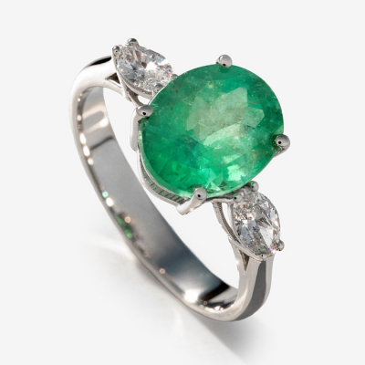 Sortija en oro blanco con esmeralda central y diamantes talla marquesa laterales con un peso total de 0,28 cts. aprox.