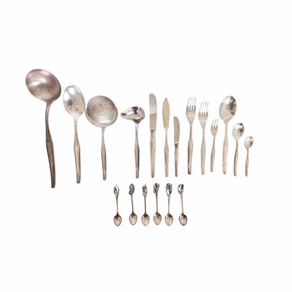 Cubertería en plata española punzonada Cruz de Malta, s.XX. 113 piezas.