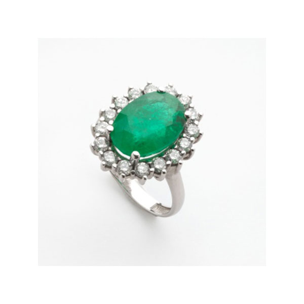 Sortija en oro blanco con esmeralda central y orla de diamantes talla brillante con un peso total de1,15 cts. aprox.