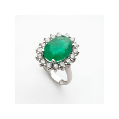 Sortija en oro blanco con esmeralda central y orla de diamantes talla brillante con un peso total de1,15 cts. aprox.
