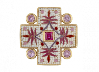 Sortija "LE SIBILLE" en oro con dise&ntilde;o de cruz, con micromosaico de hojas de palmas decorada con zafiros rosas y rub&iacute; central.