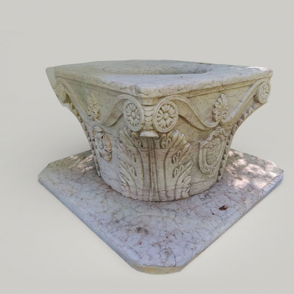 Elegante pozo monumental cuadrado de m&aacute;rmol biancone con basamento, Italia, siglo XX.