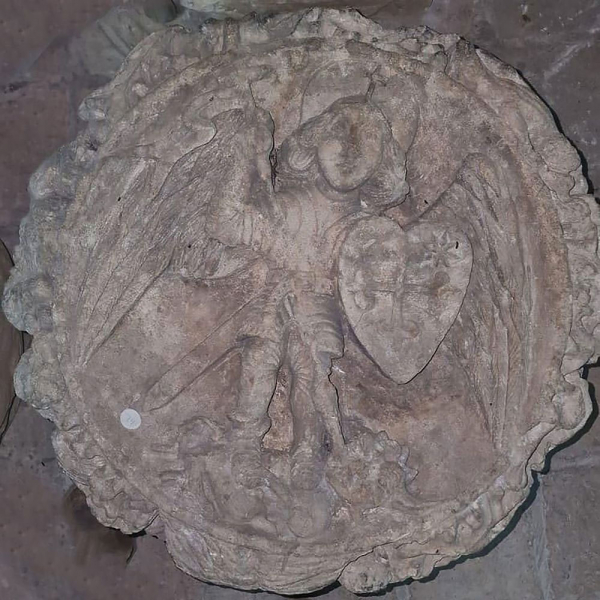 Remate de Techo de Iglesia Gótica catalana con San Miguel, siglo XIV - XV - Cataluña. 