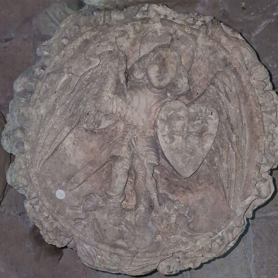 Remate de Techo de Iglesia Gótica catalana con San Miguel, siglo XIV - XV - Cataluña. 