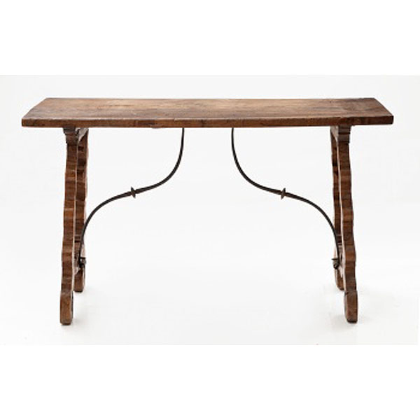 Mesa tocinera en madera de nogal tallada con fiadores en hierro.