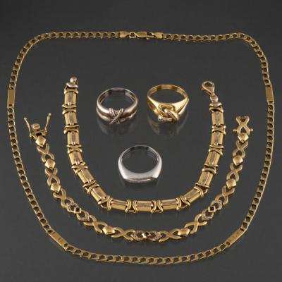 Conjunto de dos pulseras, cadena y tres anillos en oro amarillo de 18 kt.