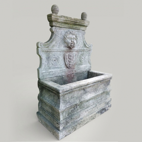 Magnífica fuente monumental de piedra de Vicenza con figura en altorrelieve, Italia, siglo XX.