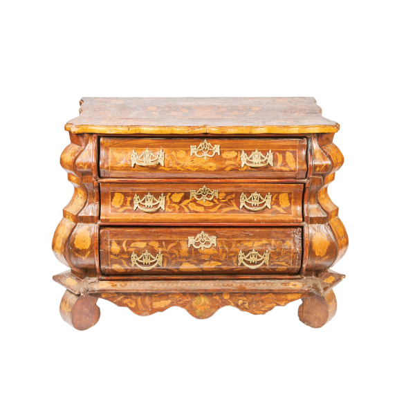 Cómoda holandesa en madera de nogal con marqueterías contrastadas en boj de motivos florales, aves e insectos, ppios. del s.XVIII.