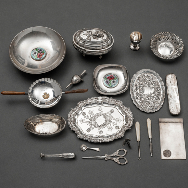 Miscelánea de piezas de plata plata del siglo XX.