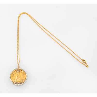 Cadena y medalla en oro amarillo representando &quot;Virgen de Begoña&quot; con diamantes rosas y orla de perlas.