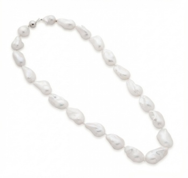 Gargantilla de perlas barrocas y cierre en oro blanco.