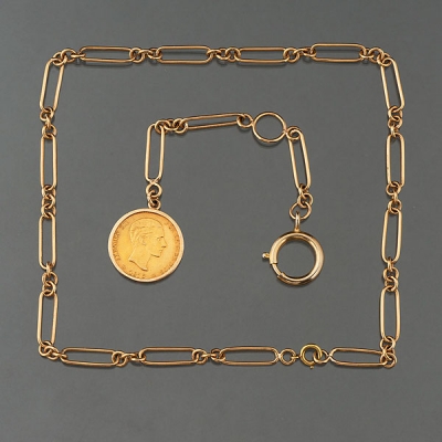 Conjunto de cadena y leontina de eslabones rectangulares con moneda en oro amarillo de 18 kt.