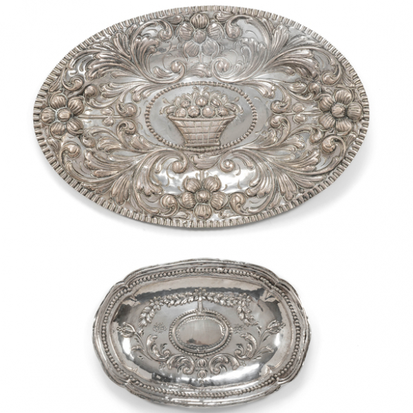 Conjunto de dos bandejas en plata repujada de finales del siglo XIX-XX