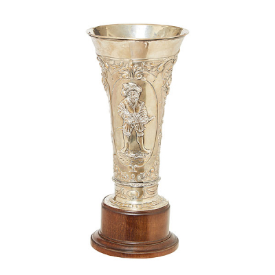 Copa en plata punzonada con decoración de personajes en cartelas, guirnaldas, roleos y acantos, s.XX.