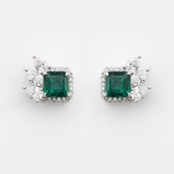Pendientes en oro blanco con esmeralda (Zambia) talla octogonal orlada por diamantes tallas brillante y perilla.