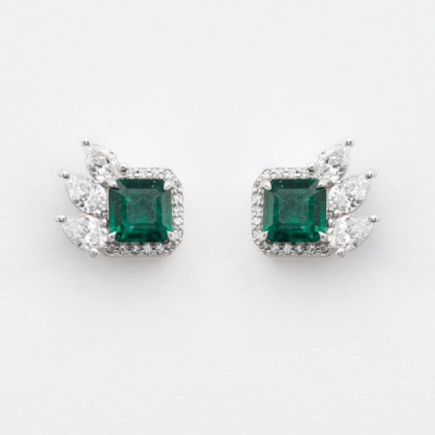 Pendientes en oro blanco con esmeralda (Zambia) talla octogonal orlada por diamantes tallas brillante y perilla.