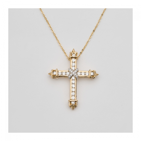 Cadena con colgante diseño cruz en oro y diamantes talla brillante engastados en garras y carril. 3,7 x 3 cm.