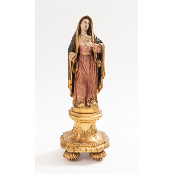 Talla en madera policromada y dorada representando Virgen. Peana en madera dorada con decoración de lazos, perlas y hojas.