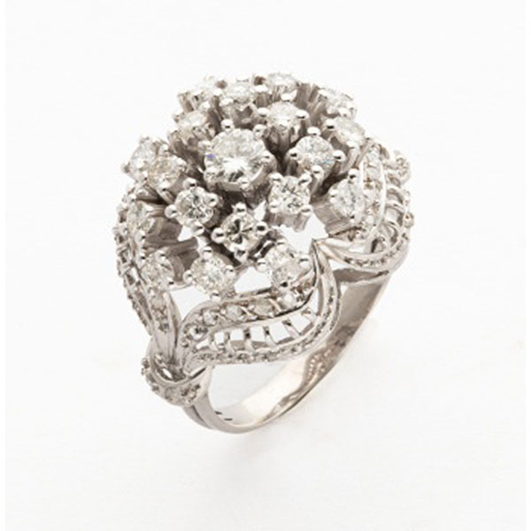 Sortija en oro blanco con rosetón de diamantes talla brillante 