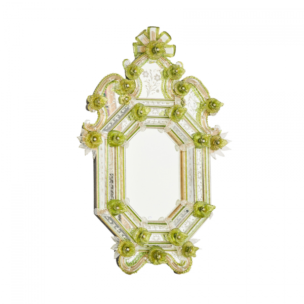 Espejo veneciano en cristal de Murano de tonalidad translúcida y verde con aplicaciones rizadas y de motivos florales, ppios del s.XX.